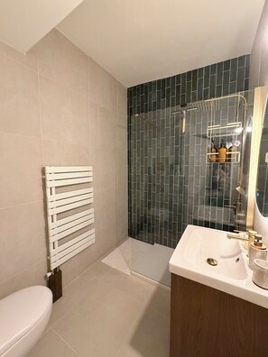 Doccia, asciugacapelli, asciugamani, sapone