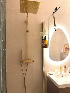 Douche, sèche-cheveux, serviettes fournies, savon