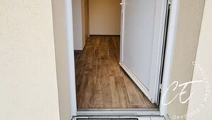 A narrow hallway with wooden flooring and a door leading to a room. - Duplex 6 persons with 2 parking spaces - Honfleur (Honfleur)