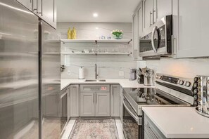 Refrigerador, microondas, horno y parrilla de estufa 