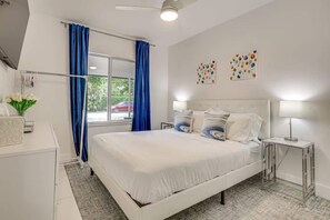 1 bedroom, desk, iron/ironing board, WiFi - Walk to Dining & Nightlife! Chic Apt Near Las Olas (Fort Lauderdale)