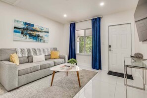 TV, offices - Walk to Dining & Nightlife! Chic Apt Near Las Olas (Fort Lauderdale)