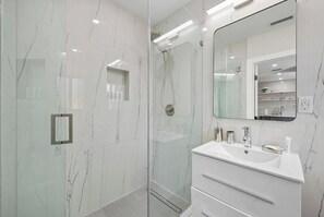 Shower, hair dryer, towels, shampoo - Walk to Dining & Nightlife! Chic Apt Near Las Olas (Fort Lauderdale)