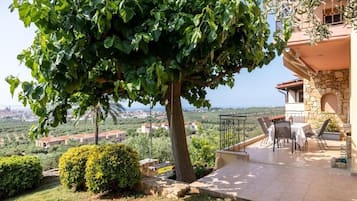 Three Bedroom Maisonette with Private Pool | Outdoor dining