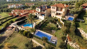 Eine großzügige Villa mit mehreren Schlafzimmern, einem Swimmingpool und einem angelegten Garten.