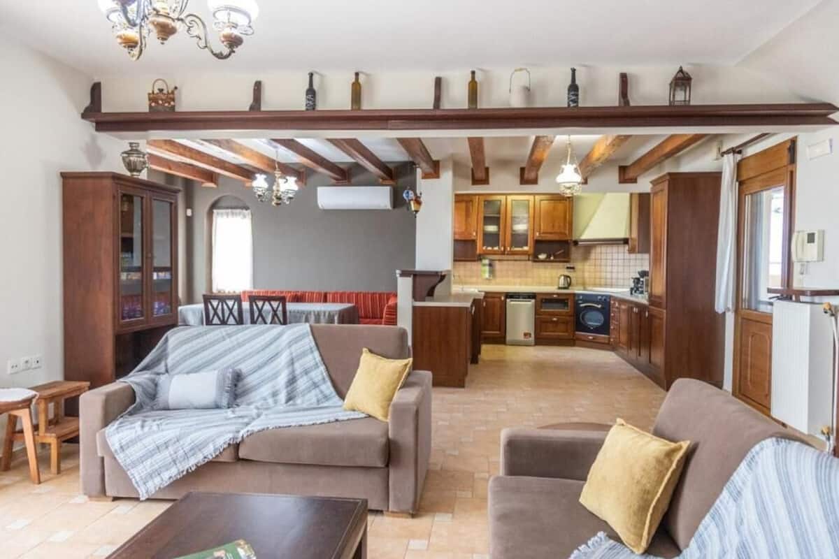 Three Bedroom Maisonette with Private Pool | 起居區