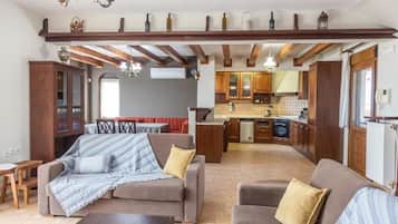 Three Bedroom Maisonette with Private Pool | ๊ฑฐ์ค ๊ณต๊ฐ
