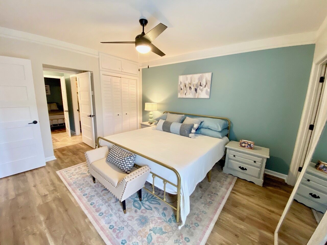 2 habitaciones, tabla de planchar con plancha y cuna de viaje 