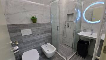 Comfort Studio, Balcony, Beach View | Bathroom