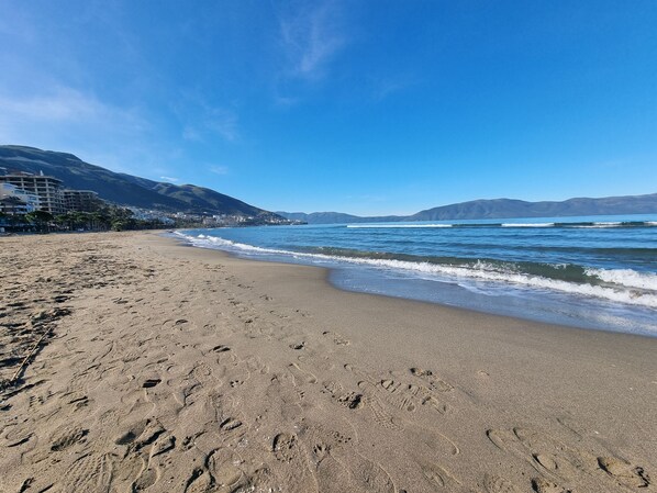 On the beach - Bes' Marina Studio (Vlora)