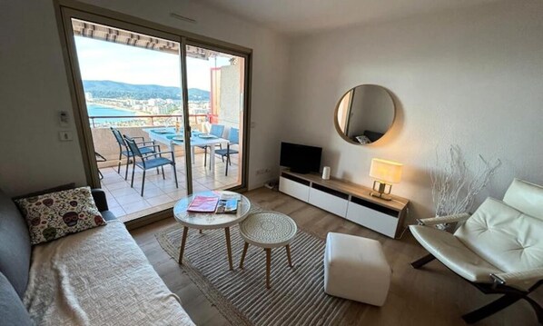 Living area - Apartment in Le Lavandou With Sea View (Le Lavandou)