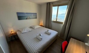 Iron/ironing board - Apartment in Le Lavandou With Sea View (Le Lavandou)