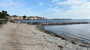 Nær stranden og solsenger
