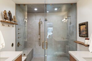 Douche, séchoir à cheveux, serviettes fournies, savon