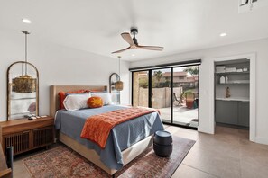 2 chambres, fer et planche à repasser, lit de bébé portatif