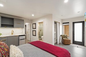 2 chambres, fer et planche à repasser, lit de bébé portatif