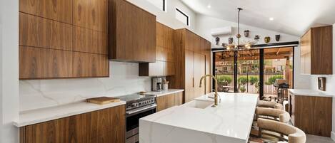 Refrigerador, microondas, horno, placa de cocina