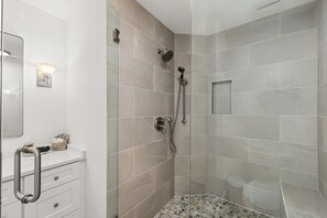 Een douche, handdoeken, zeep, shampoo