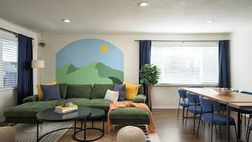 Una Smart TV, un futbolín, libros, un reproductor estéreo