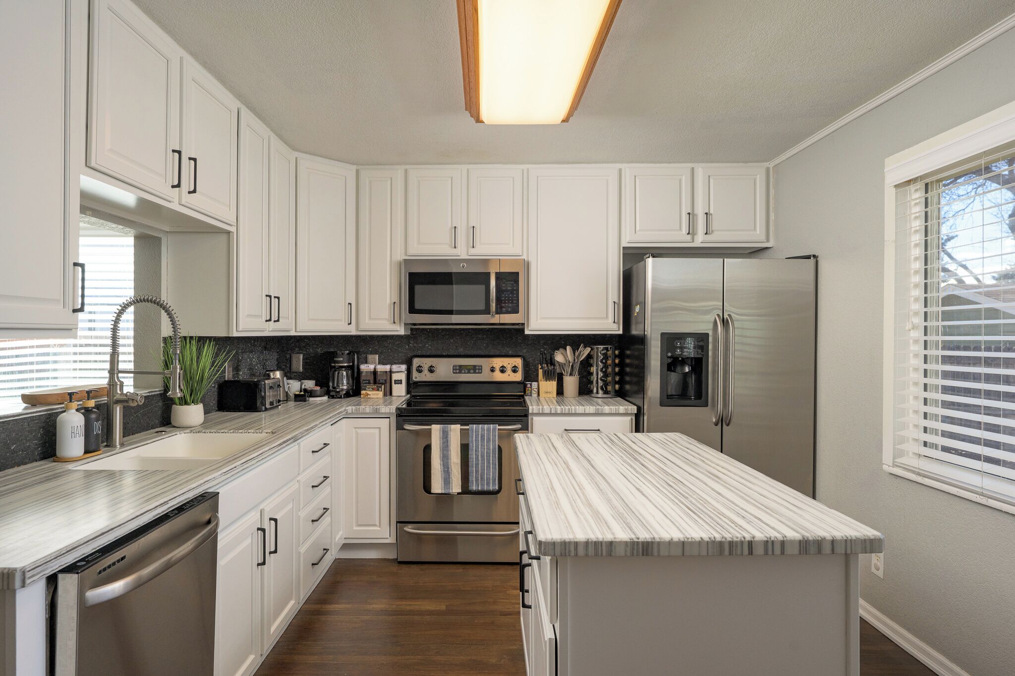 Réfrigérateur, four à micro-ondes, un four, surface de cuisson