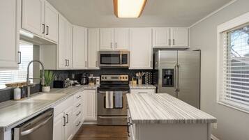 Frigorífico, microondas, horno y placa de cocina