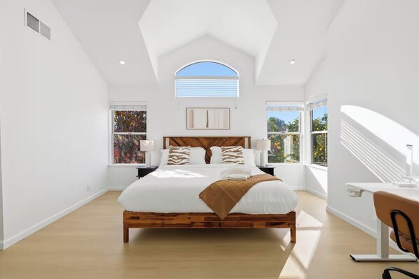 4 bedrooms, desk, free WiFi, bed sheets