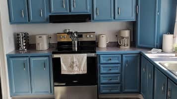 Coffee/tea maker, fridge, microwave, oven