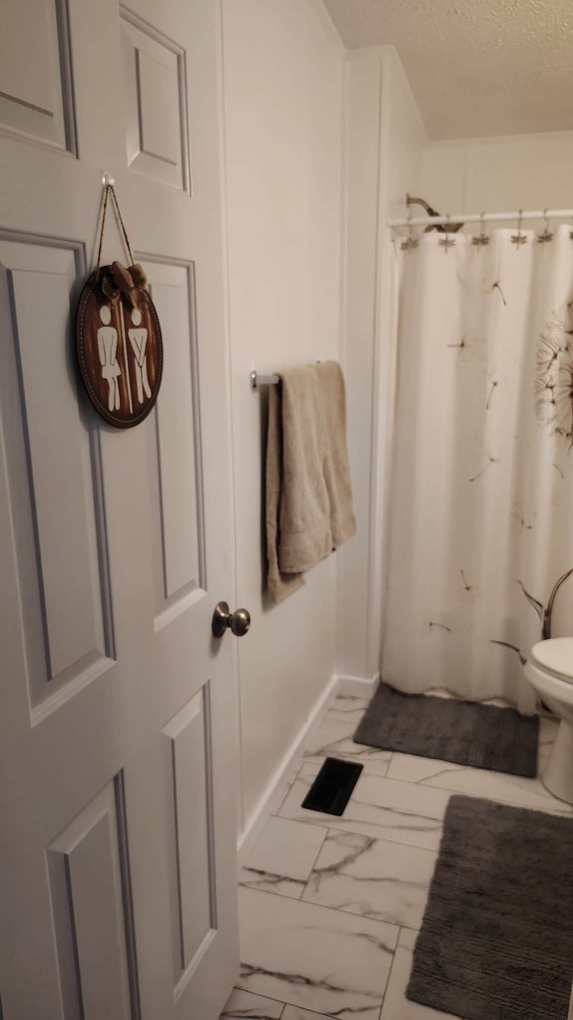 Secadora de cabello, toallas, jabón, papel de baño 