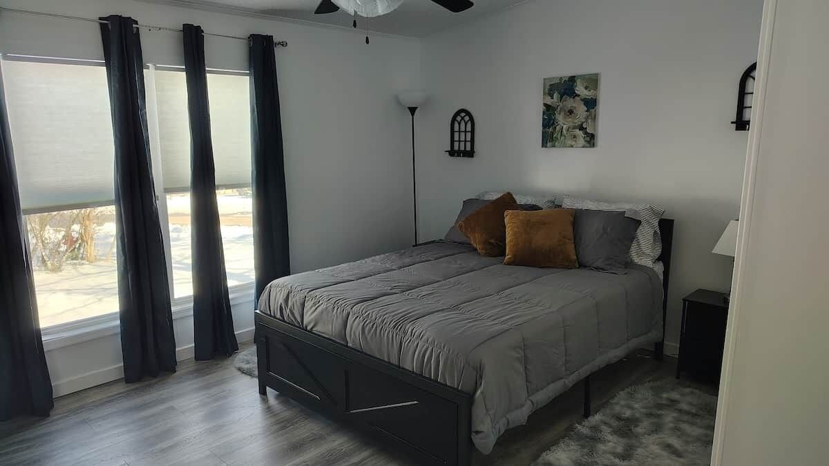 3 bedrooms, desk, iron/ironing board, WiFi (free)