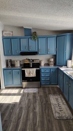 Een koelkast, een magnetron, een oven, een kookplaat