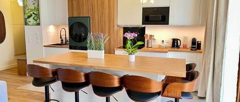 Réfrigérateur, micro-ondes, four, cafetiÚre/bouilloire