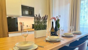 Kaffetrakter/tekoker, kjøleskap, mikrobølgeovn og ovn