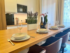 Fridge, microwave, oven, coffee/tea maker - TKD Suite - T2 Disneyland Paris (Bussy-Saint-Georges)