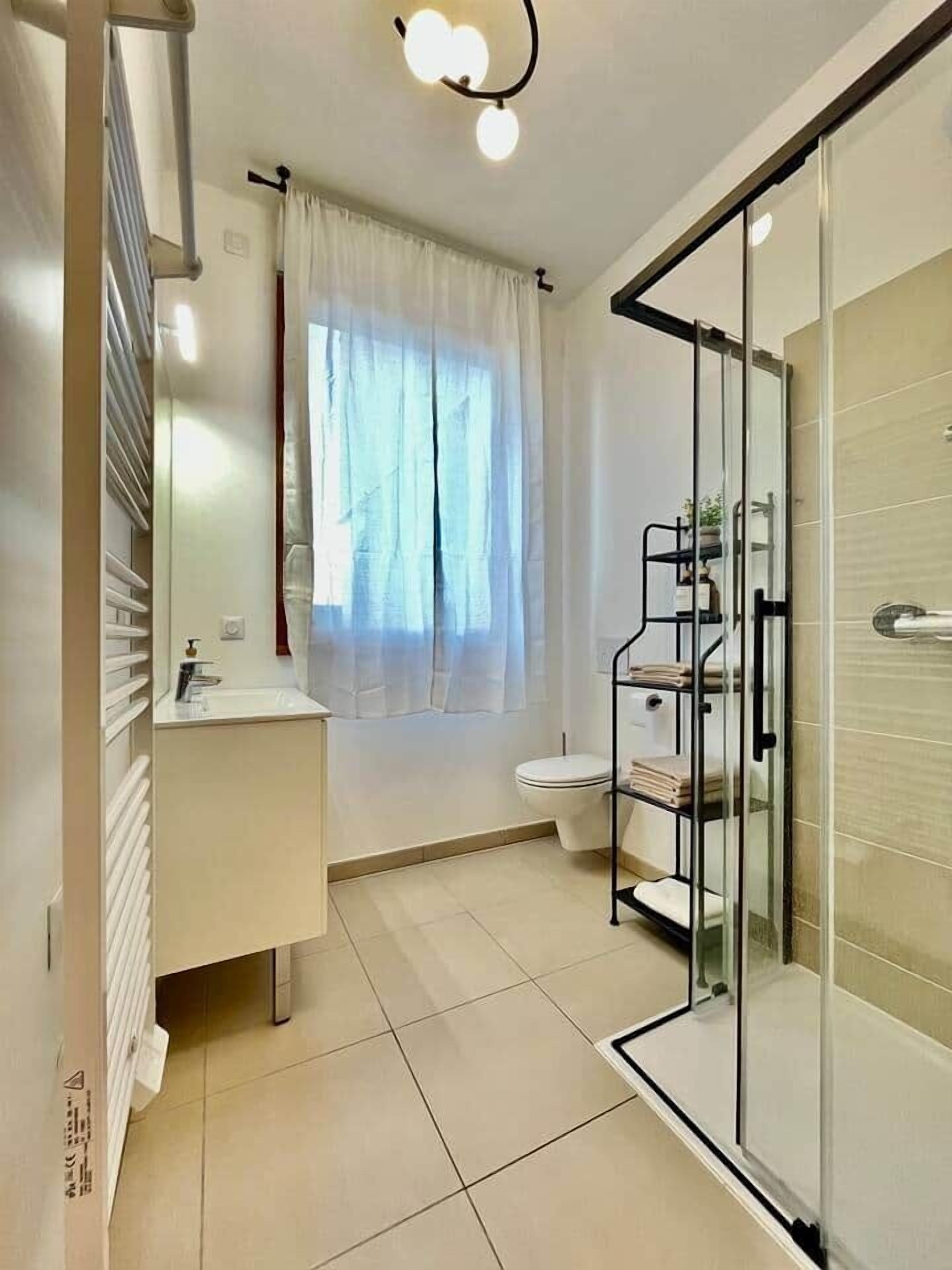 Dusj, hårføner, håndklær og såpe