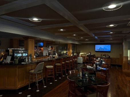 Bar (in der Unterkunft). Standard King Bedroom W/Gym & Restaurant on Site!
