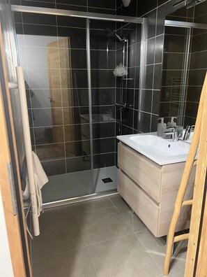 Doccia, asciugacapelli, asciugamani, sapone