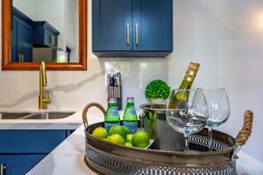 Kühlschrank, Mikrowelle, Wasserkocher mit Kaffee-/Teezubehör