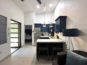 Kühlschrank, Mikrowelle, Wasserkocher mit Kaffee-/Teezubehör