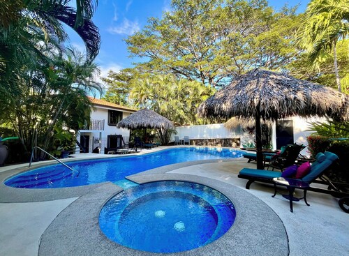 Premium Stand-Alone Garden Retreat w/ Kitchenette Screened Patio & Pool Walkout