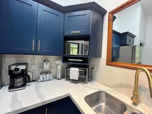 Kühlschrank, Mikrowelle, Wasserkocher mit Kaffee-/Teezubehör