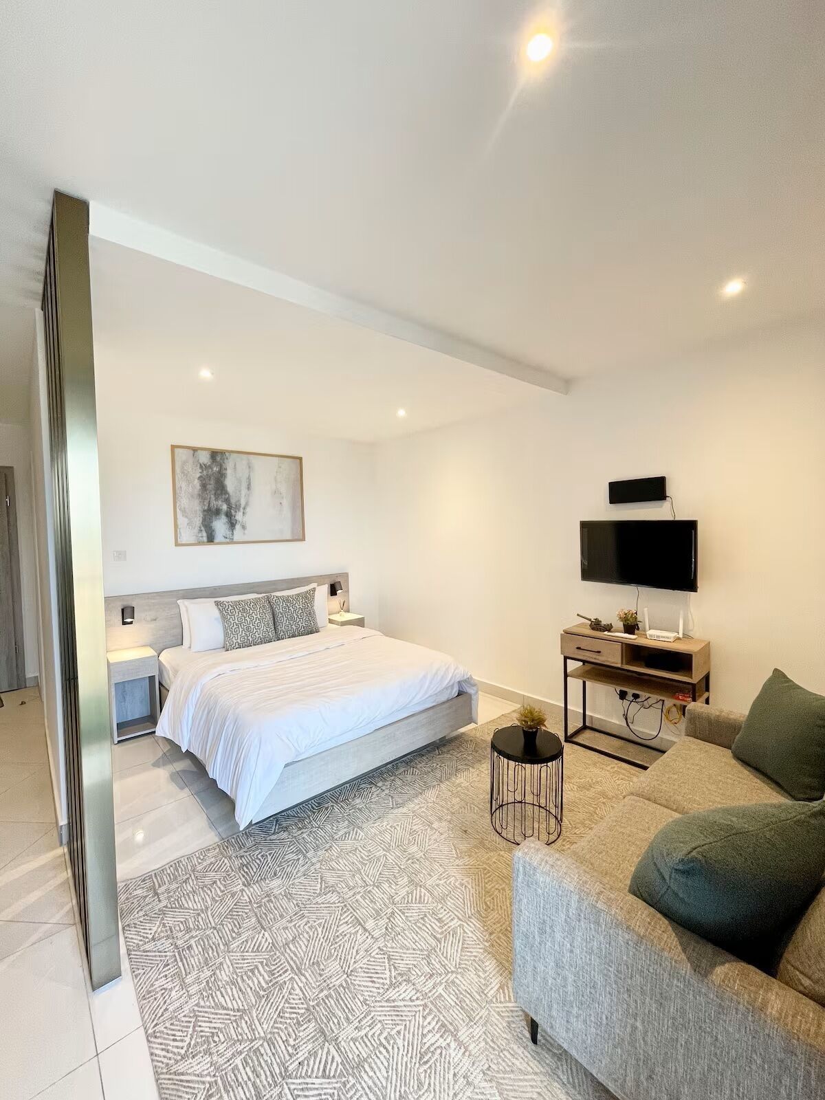 Escritorio, espacio para trabajar con laptop y wifi gratis 