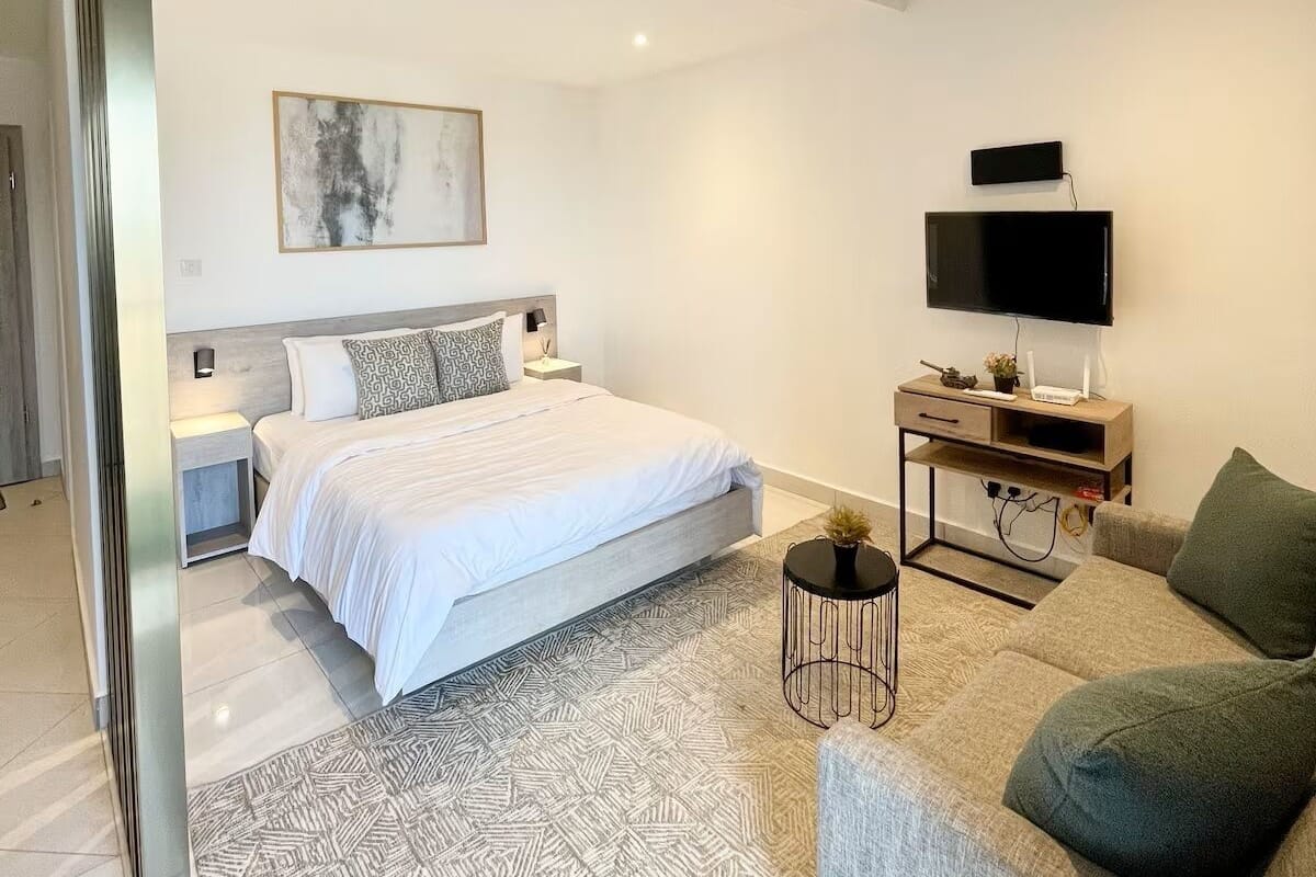 Escritorio, espacio para trabajar con laptop y wifi gratis