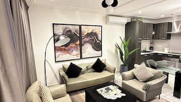 Studio – deluxe, balkong, byutsikt | Oppholdsområde