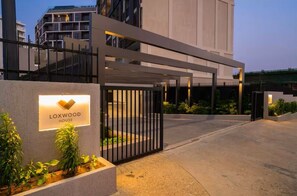 Front of property - Peravi Suites at Loxwood (Accra)