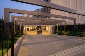 Front of property - Peravi Suites at Loxwood (Accra)