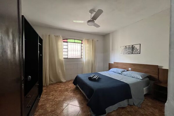 3 quartos, ferros/tábuas de passar roupa, Wi-Fi, roupa de cama