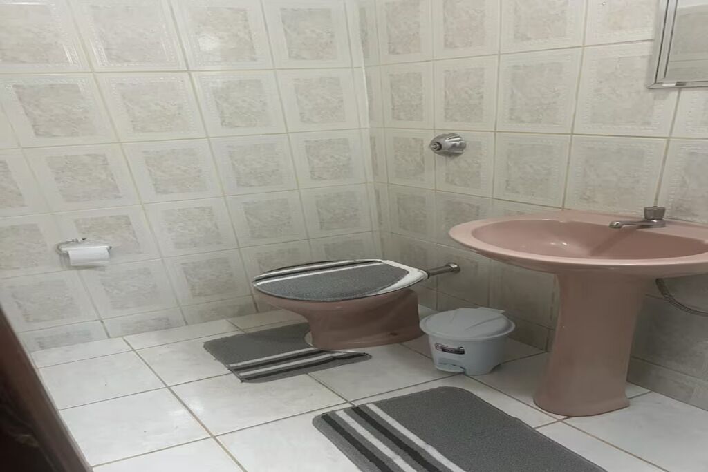 Chuveiro, toalhas de banho, papel higiênico 