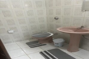 Chuveiro, toalhas de banho, papel higiênico