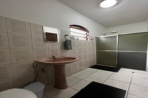 Chuveiro, toalhas de banho, papel higiênico