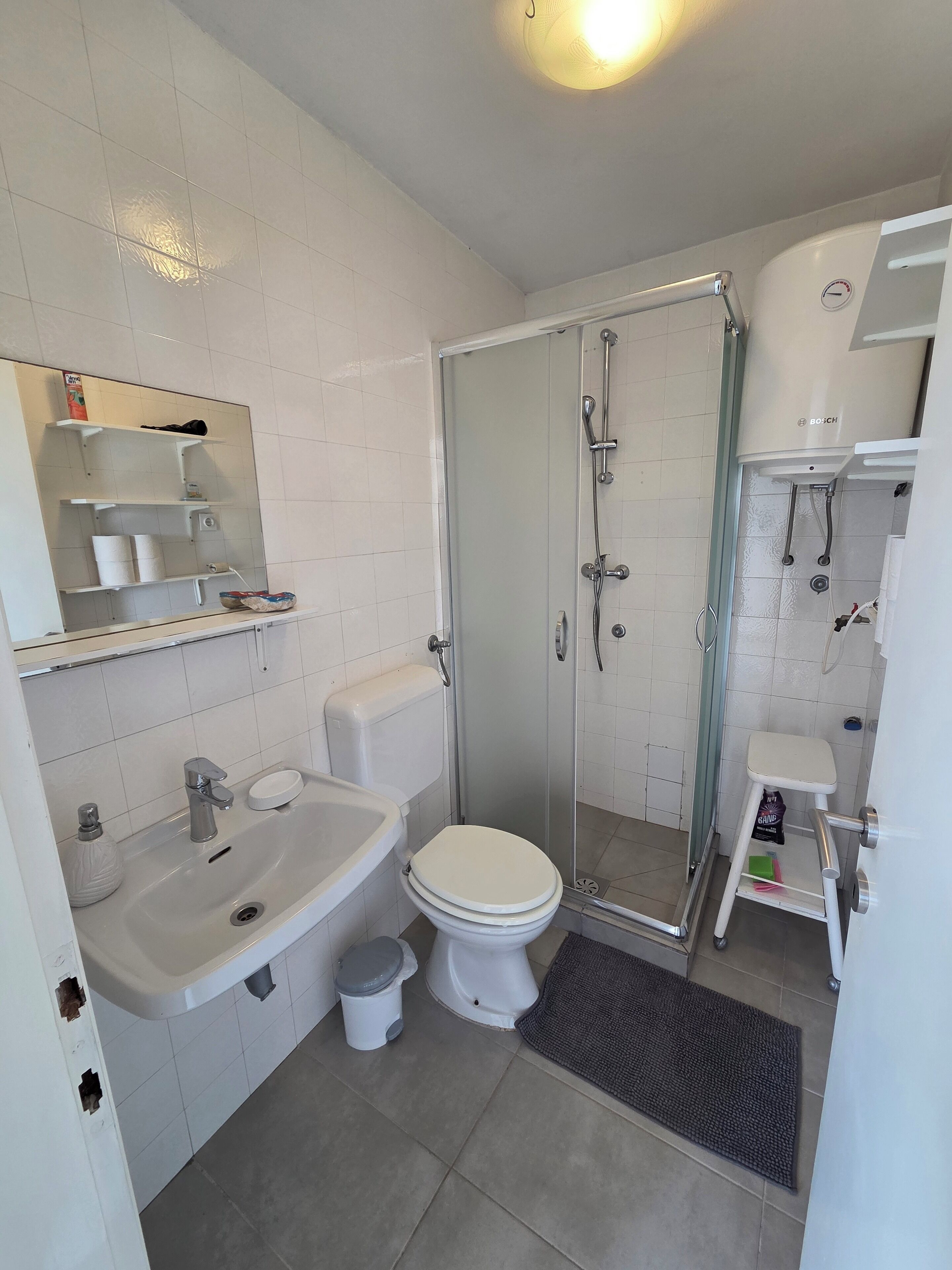 Douche, serviettes fournies, papier toilette